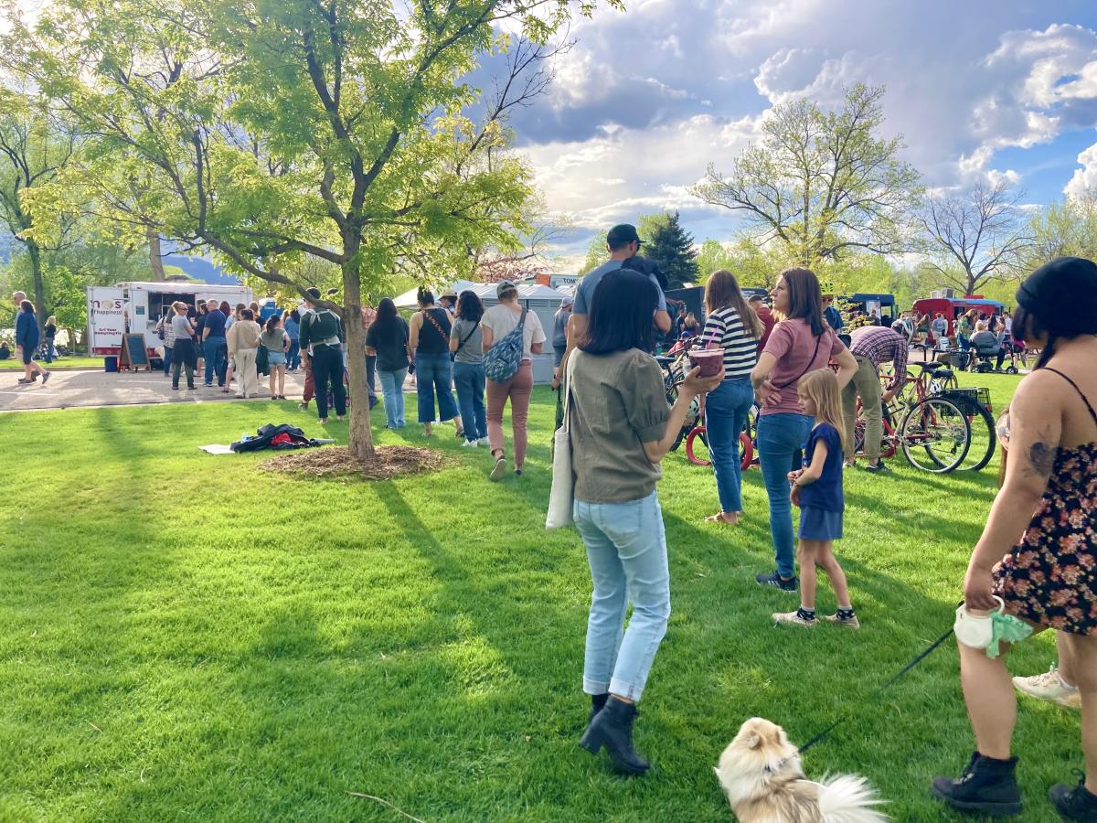 line at momos food truck at food truck rally